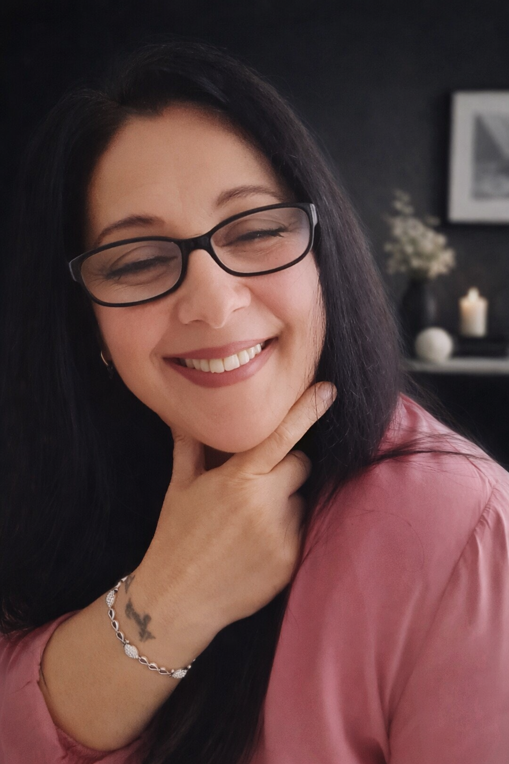 Anca Efrimescu smiling portrait – founder of AEInspire, digital marketing & Pinterest creator